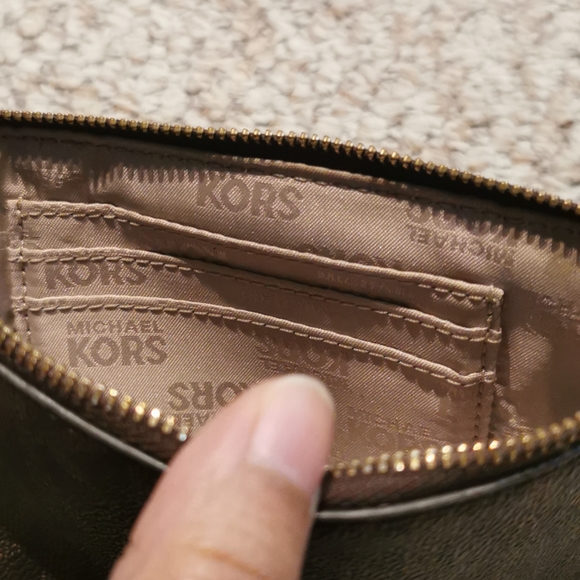 SOLD Michael kors wristlet - Picture 5 of 7